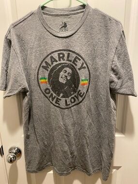 Marley One Love Graphic Tee - Gray with Rasta Accent EUC